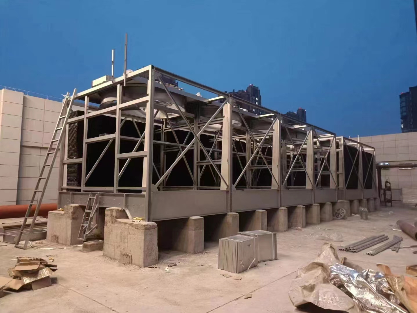 閉式冷卻塔噪音如何治理更好呢？,閉式冷卻塔內(nèi)部結(jié)構(gòu)